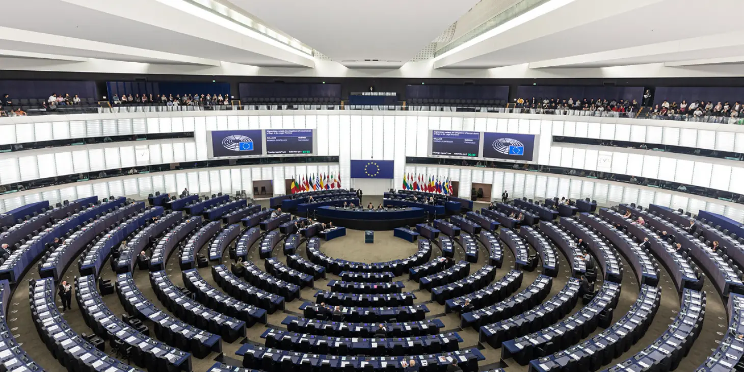 Avrupa Parlamentosu'ndan kritik karar: 16 yaş sınırı geliyor